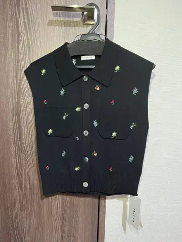 FRAYI.D 후르츠 자수 폴로 칼라 슬리브리스 니트 지레