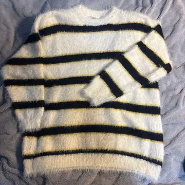 화이트/블랙 스트라이프 니트 스웨터