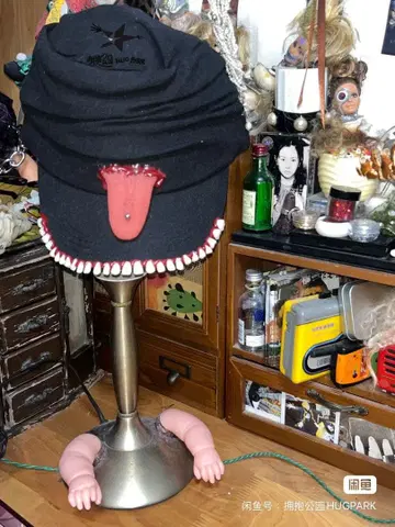 혀 피어싱 할로윈 유니크한 디자인의 블랙 모자