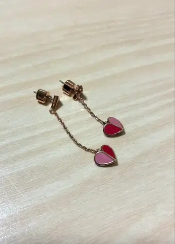 케이트 스페이드 하트 모양 귀걸이 (양쪽 귀용)