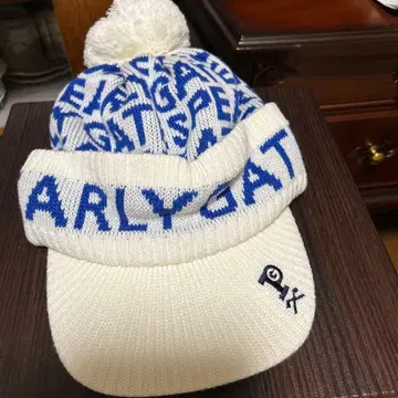 화이트/블루 문자 들어간 니트 모자 폼폼 포함