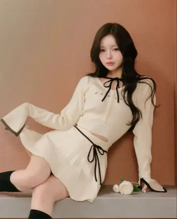 허리 오픈 리본 디자인 니트 미니 원피스 IVO