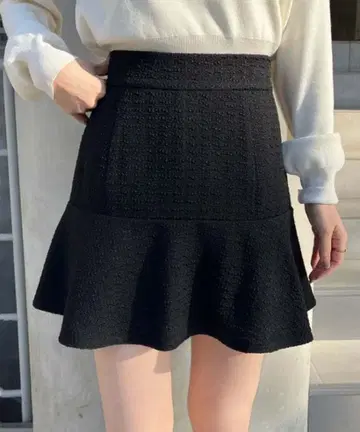 블랙 플레어 스커트 텍스처 마감