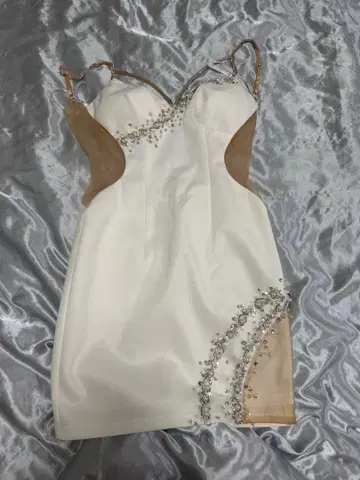 비쥬 장식 화이트 미니 드레스