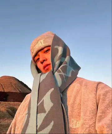 IGGY X PROV 스카프 블루/색스 카츠키 군 착용