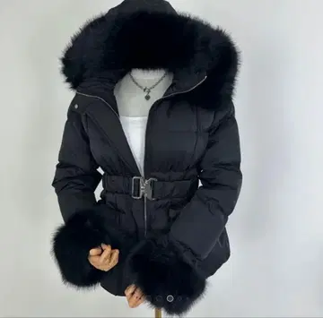 퍼 달린 블랙 다운 자켓