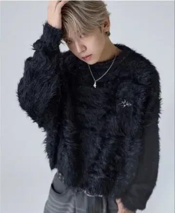 퍼풍 블랙 니트 스웨터