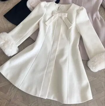 안미르 화이트 리본 코트