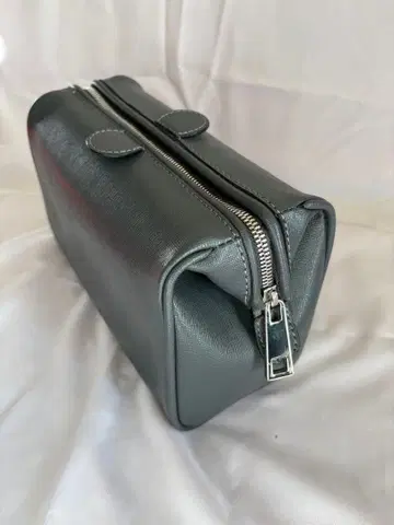 [ 새상품 미사용 ] 바니스뉴욕 가죽 파우치 하와이점 구매 그레이