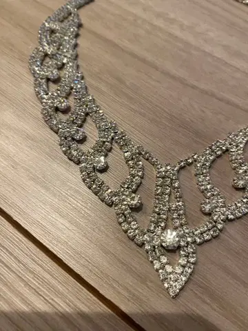 엘레강트한 V자형 목걸이