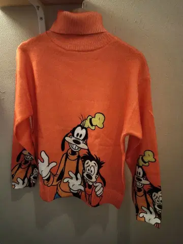 구피와 맥스의 오렌지 터틀넥