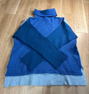 바이컬러 터틀넥 니트 스웨터