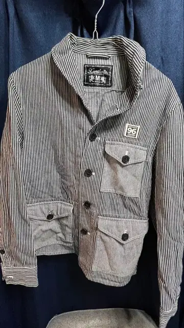 스트라이프 M 사이즈 버튼 부착 자켓
