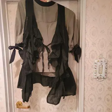 프릴 달린 블랙 쉬폰 베스트