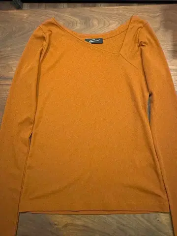 STUNNING LURE 불규칙 넥 롱 T 브라운