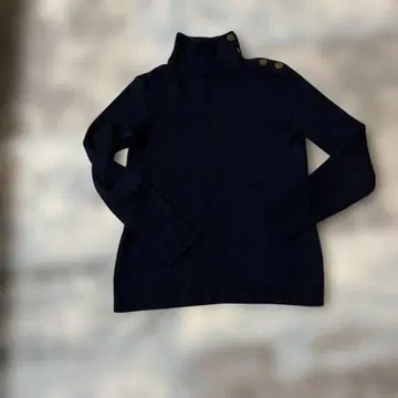 네이비 터틀넥 스웨터 골드 버튼 포함