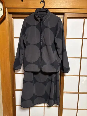 유니클로 콜라보 기획 마리메꼬 패턴 플리스 자켓 스커트 세트 그레이