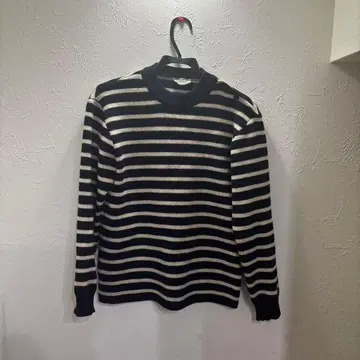 네이비와 화이트 스트라이프 니트 스웨터