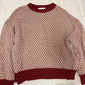 빨간색과 크림색의 뜨개질 니트 스웨터