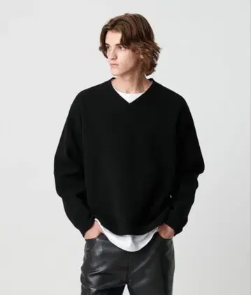 플레이팅 크롭 V넥 니트