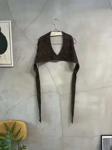 6 로쿠 브라운 계열 체크 V넥 니트 베스트