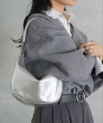 러셋 라운드 소프트 가죽 숄더백