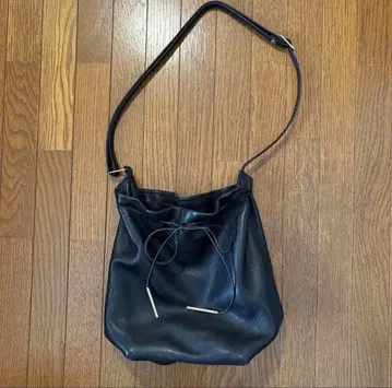 POMTATA 블랙 가죽 복조리 숄더백