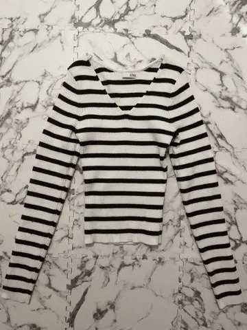 화이트/블랙 스트라이프 V넥 니트