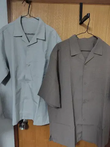 GU 반팔 버튼 셔츠 2색 세트 여분 버튼 포함