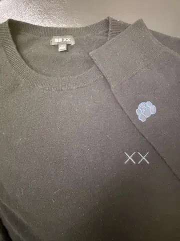 유니클로 x kaws 캐시미어 크루넥 스웨터 XL