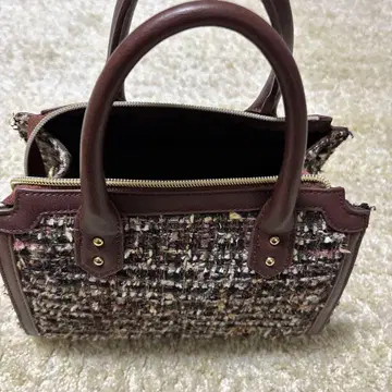 브라운 계열 트위드 핸드백