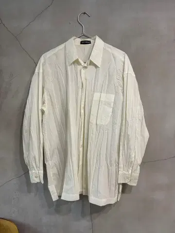 ISSEY MIYAKE 화이트 플리츠 가공 긴팔 셔츠