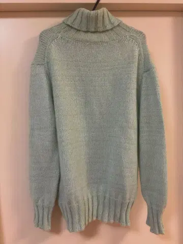 민트 그린 터틀넥 니트
