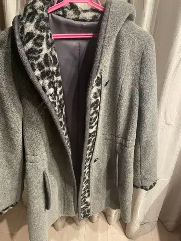 그레이 후드 부착 코트 레오파드 안감