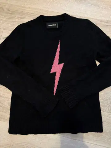 블랙 니트 스웨터