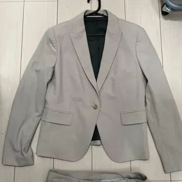 베이지 블레이저와 팬츠 세트