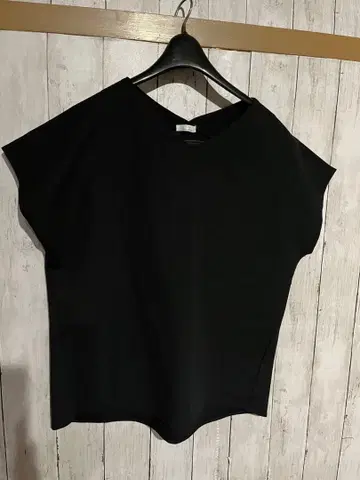 아이템즈 블랙 V넥 상의 Free