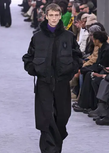 Sacai 24AW 블랙 2 MarkGonzalesGonz 도킹 코트