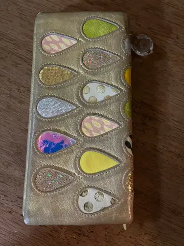 츠모리치사토 장지갑 샴페인 골드 드롭 패턴