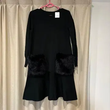 퍼 달린 블랙 긴팔 원피스