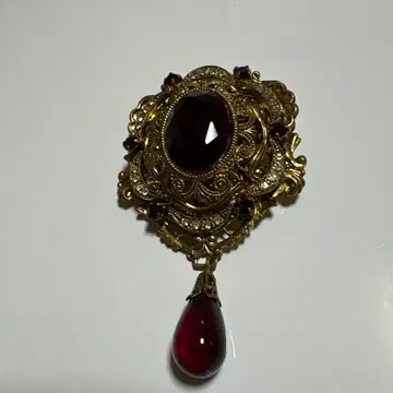 장식적인 빨간 유리 브로치
