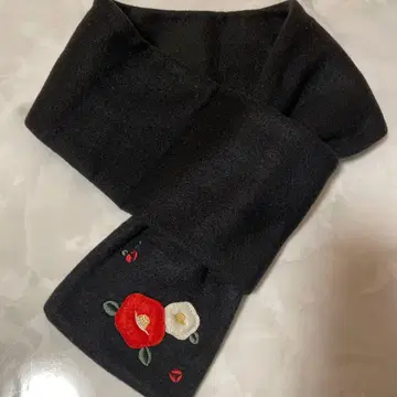 블랙 꽃 자수 머플러