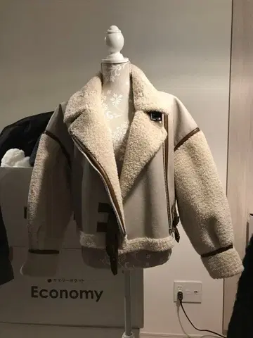 화이트 숏 기장 무스탕 코트