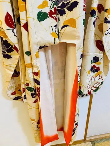 새상품급 일본 의류 꽃무늬 후리소데 크림색 실크 터치