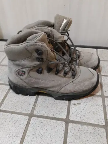 등산화 트레킹 슈즈 그레이