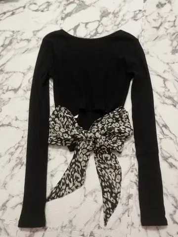 GYDA 블랙 리본 포함 긴팔 상의