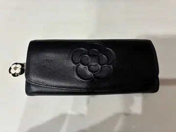 클레이사스 참 포함 빅 까멜리아 와플 가죽 플랩 장지갑