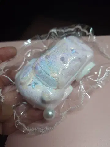 자동차 모양의 반짝이는 스퀴즈.