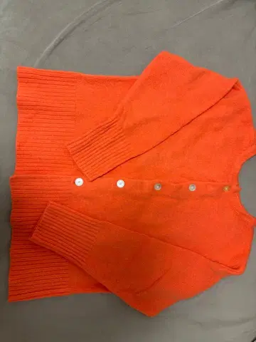 오렌지 버튼 가디건