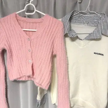 핑크 가디건과 화이트 스웨터 세트